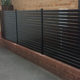 Horizontal aluminum fence