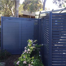 Aluminum horizontal slat fence