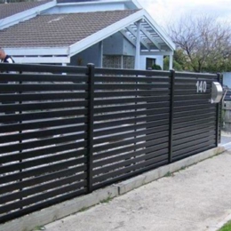 Horizontal slat fence