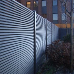 Horizontal slat privacy screen