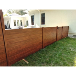 Horizontal slat privacy wall